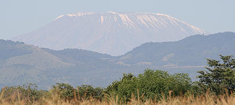 Kilimanjaro, im Vordergrund die Chyulu Hills