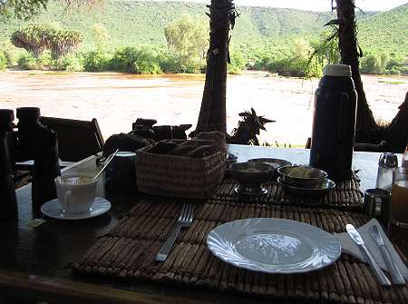 BiGi oder Epiya Chapeyu Camp - Galana River, Tsavo Ost National Park