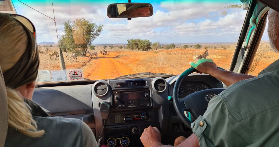 Petra und Jörg Reinecke auf Pirschfahrt im Lumo Conservancy
