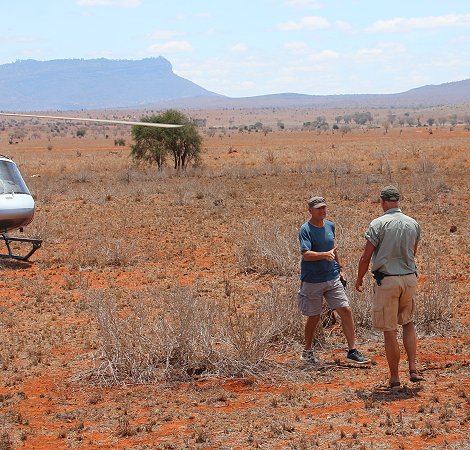 wir versuchen mit Unterstützung des Sheldrick Wildlife Trust eine verletzte Gepardin zu retten