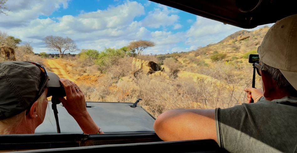 Petra Reinecke und Peter Labuch auf Pirschfahrt im Tsavo West