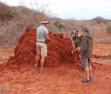 Jörg Reinecke, Evely und Peter Labuch an einem Termitenhügel im Tsavo West