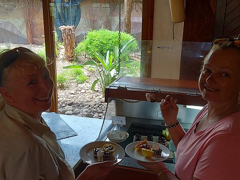 dating Jay - Ballon Bush House and Keekorok Lodge