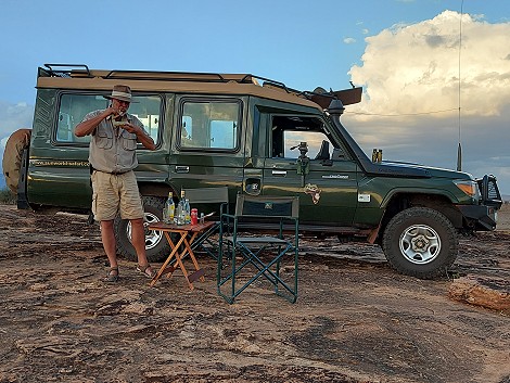 Sundowner am Lion Rock im Lumo Conservancy
