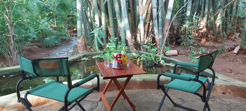 Sundowner vor dem Bungalow im Boko Boko Guesthouse