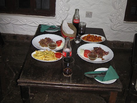 Dinner auf der Terrasse, Boko Boko Guesthouse
