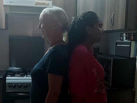 Petra und Soraya beim traditionellen halbjährigem Größenvergleich