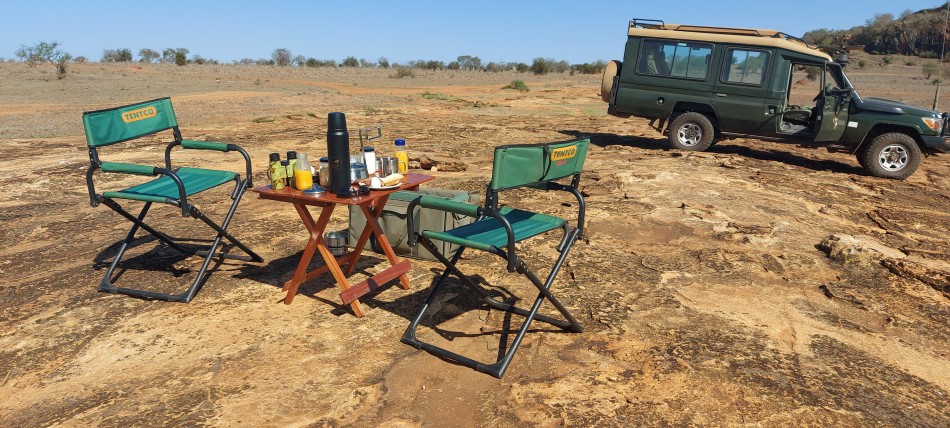 Bushbreakfast am Lion Rock im Lumo Conservancy