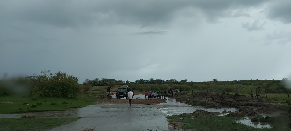 wir versuchen vergeblich einem Land Cruiser aus dem Schlamm zu retten