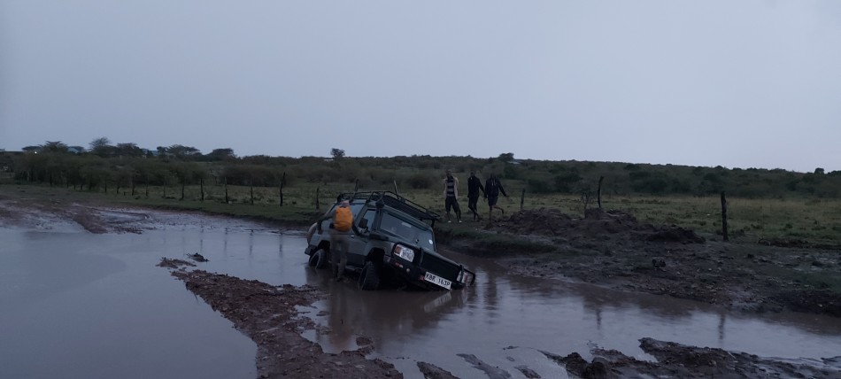 wir versuchen vergeblich einem Land Cruiser aus dem Schlamm zu retten