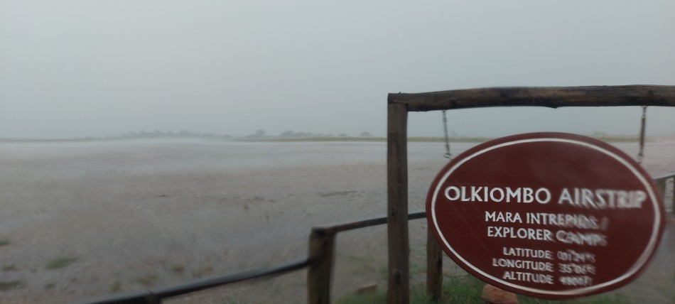 Ol Kiombo Flughafen im Regen