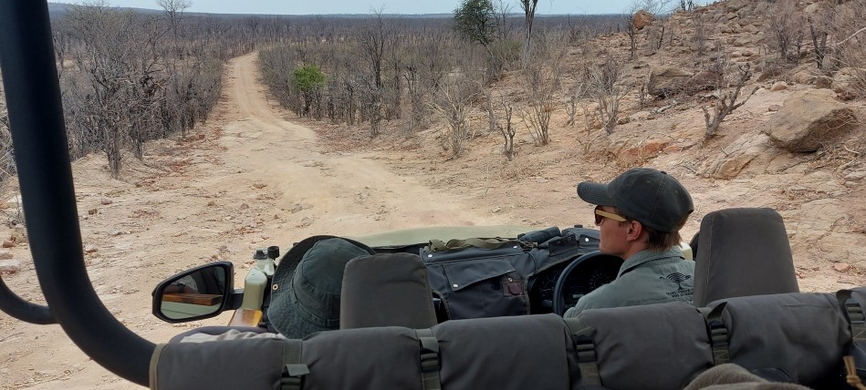 Mit Adam Jones zu Fuß durch den Hwange National Park, Inzila Safaris