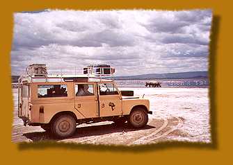 mit dem Land Rover am Seeufer