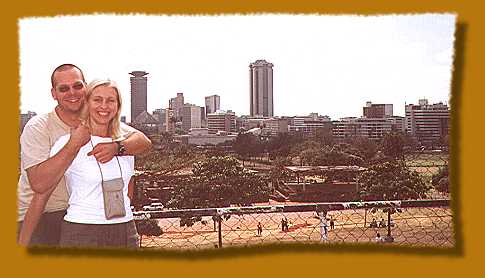 Elias und Yvonne, vor der Skyline von Nairobi
