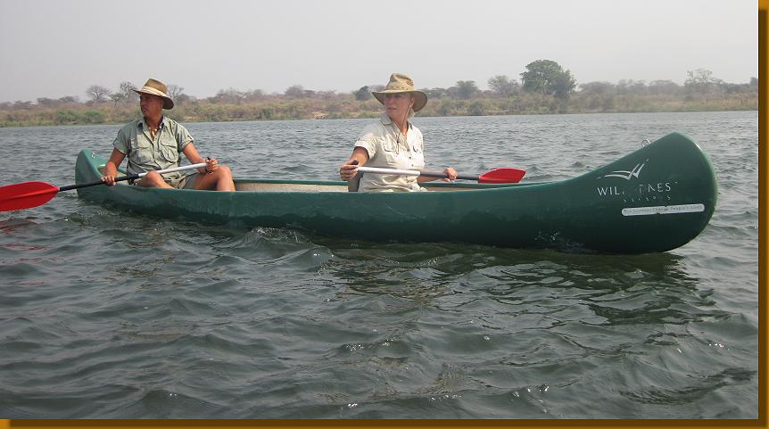 Jörg und Petra Reinecke mit dem kanu auf dem Zambesi