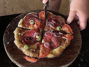 selbstgemachte Pizza im Amboseli Bush Camp