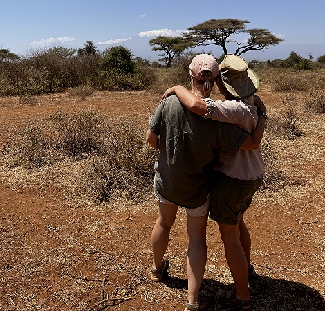 Silke und Petra mit Blick auf den Kilimanjaro