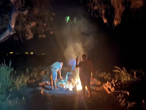Selbstversorgung und Abendstimmung an den Kitani Bandas