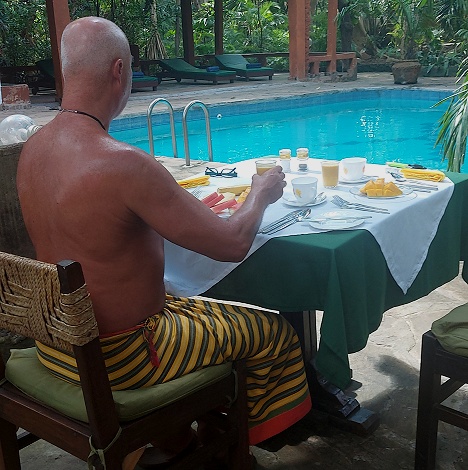 Fr&uuml;hst&uuml;ck am Pool - Boko Boko Bungalows