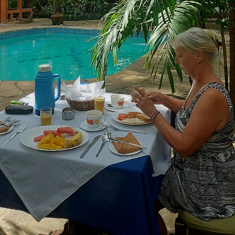 Fr&uuml;hst&uuml;ck am Pool - Boko Boko Bungalows