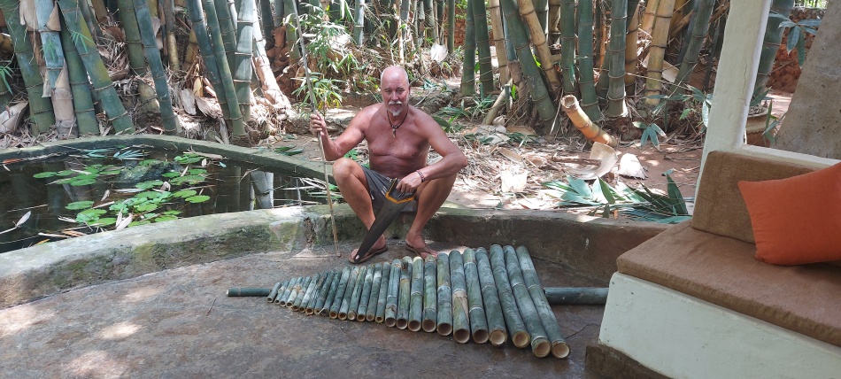 Wir bauen einen Weihnachtsbaum aus Bambus für das Boko Boko - Porini Restaurant