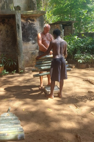 Wir bauen einen Weihnachtsbaum aus Bambus f&uuml;r das Boko Boko - Porini Restaurant