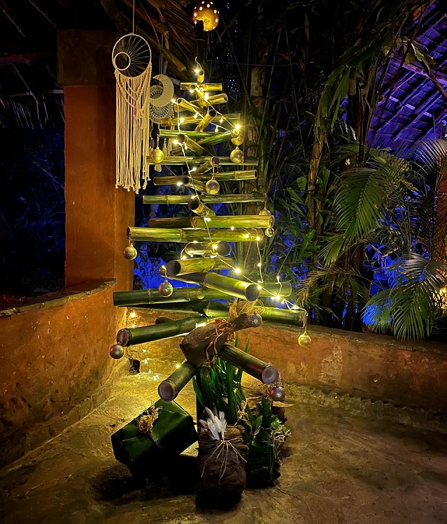 Wir bauen einen Weihnachtsbaum aus Bambus für das Boko Boko - Porini Restaurant
