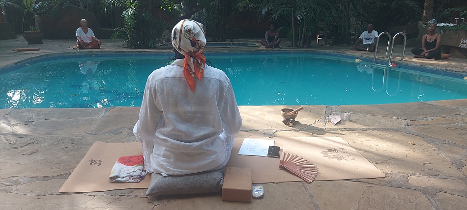 Yoga am Pool - Boko Boko Bungalows