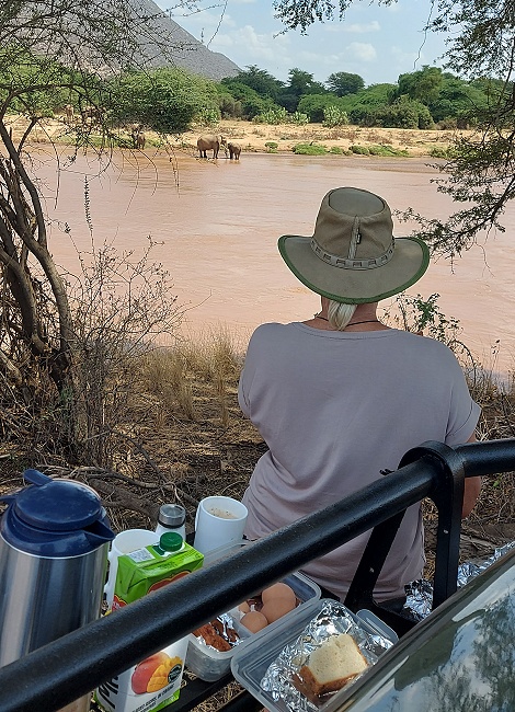 Buschfr&uuml;hst&uuml;ck am Ufer des Ewsso Ngiro Rivers