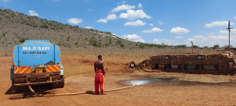 Wasserauff&uuml;llen am Soroi Lions Bluff Photo Hide - Lumo Conservancy