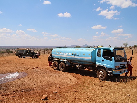 Wasserauff&uuml;llen am Soroi Lions Bluff Photo Hide - Lumo Conservancy