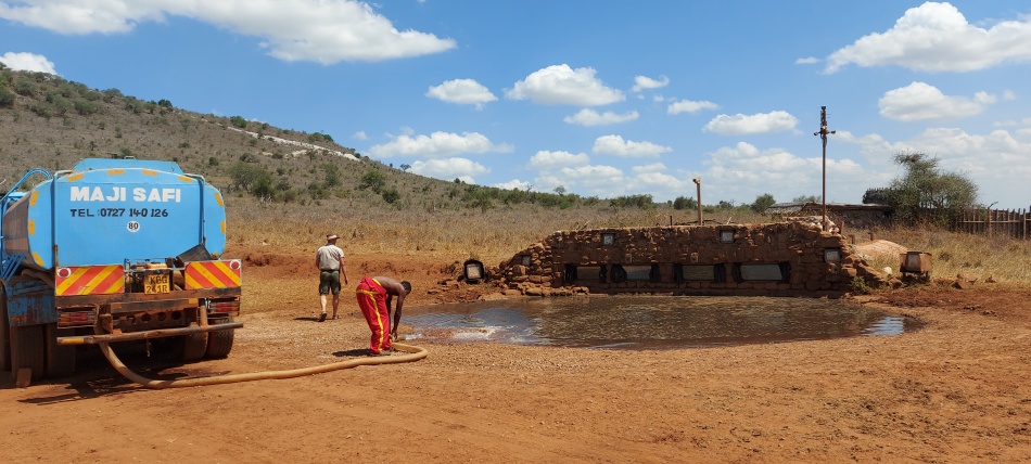 Wasserauff&uuml;llen am Soroi Lions Bluff Photo Hide - Lumo Conservancy