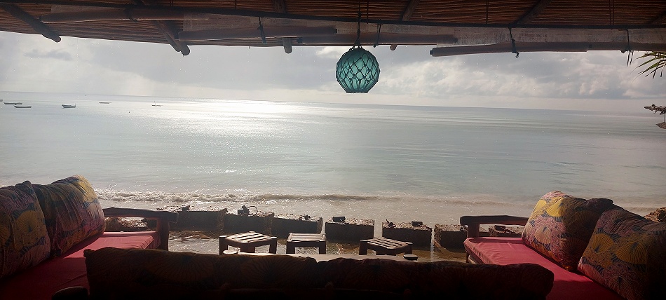 Morgens an den Mbuyu Beach Bungalows