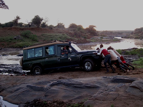 fr&uuml;h morgens festgefahren im Flussbett, Laikipia