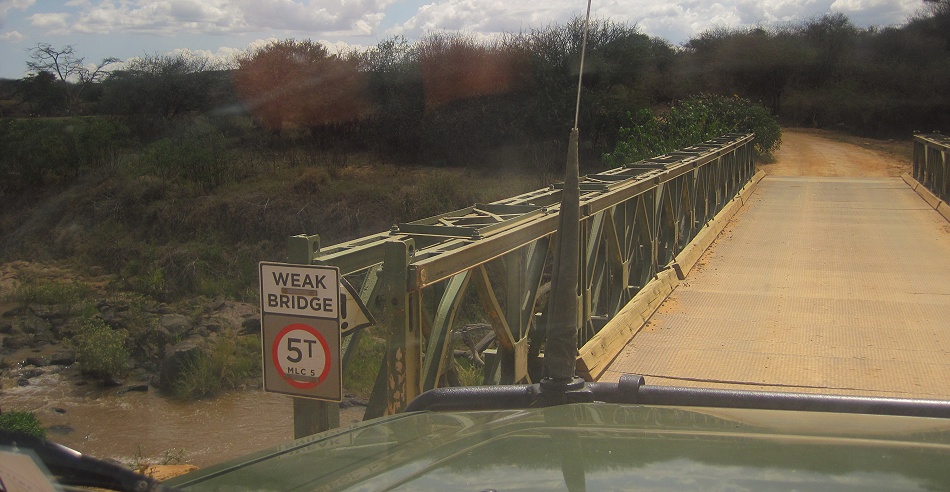 eine alte klapprige Br&uuml;cke in Laikipia