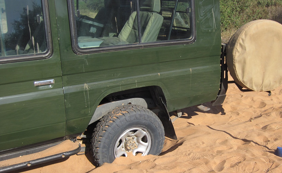 Festgefahren im lockeren Sand, Samburu Reservat