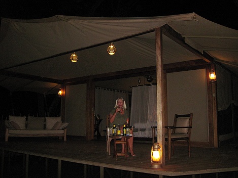Sundwoner Drink auf der Terrasse vor unserem Zelt, Larsens Camp - Samburu