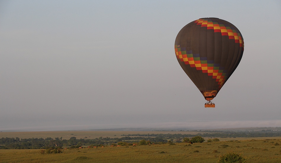 Ballon &uuml;ber der nebelige Masai Mara