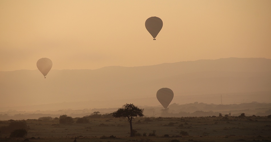 Ballon &uuml;ber der nebelige Masai Mara