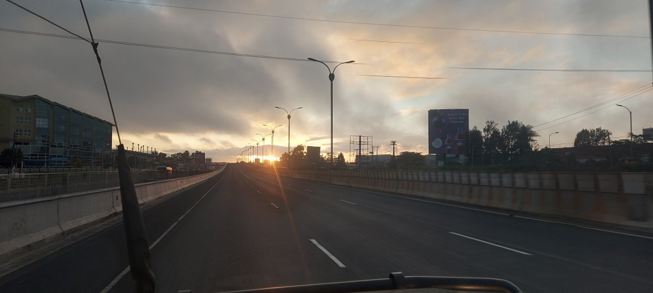 Sonnenaufgang &uuml;ber dem Nairobi Express Highway